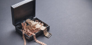 alten Schmuck verkaufen: Wer Klarheit über den Wert seiner Schmuckstücke erhalten möchte, kann diese unverbindlich von einem Fachbetrieb prüfen lassen.