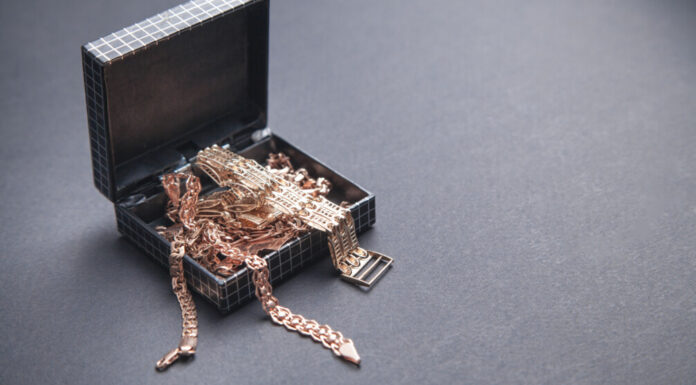 alten Schmuck verkaufen: Wer Klarheit über den Wert seiner Schmuckstücke erhalten möchte, kann diese unverbindlich von einem Fachbetrieb prüfen lassen.