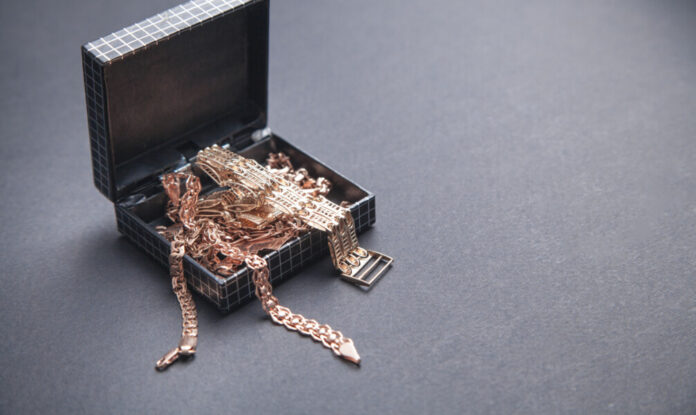 Group of gold in jewelry box. alten Schmuck verkaufen: Wer Klarheit über den Wert seiner Schmuckstücke erhalten möchte, kann diese unverbindlich von einem Fachbetrieb prüfen lassen.
