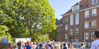 „Olympia-Tour“ begeisterte Grundschüler Kinder auf dem Schulhof der Christlichen Schule Kiel bei der Olympiatour