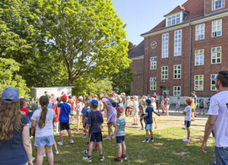 „Olympia-Tour“ begeisterte Grundschüler Kinder auf dem Schulhof der Christlichen Schule Kiel bei der Olympiatour