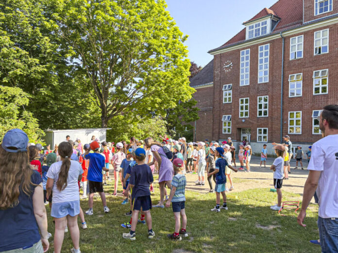 Kinder auf dem Schulhof der Christlichen Schule Kiel bei der Olympiatour