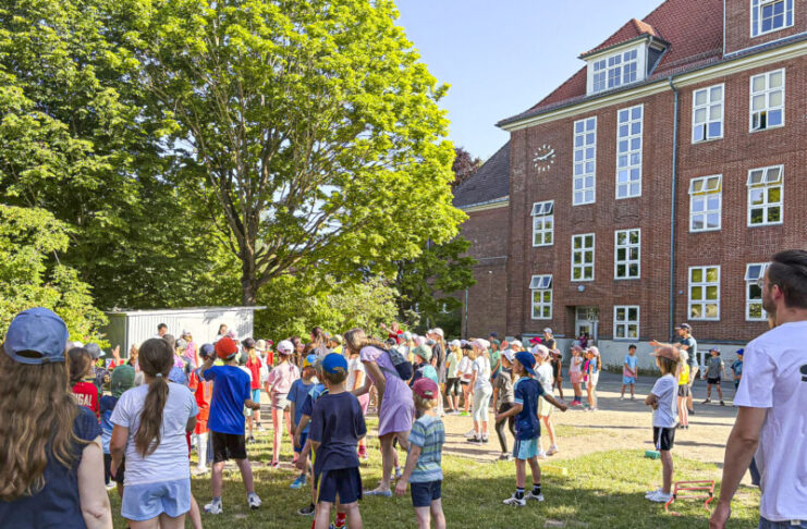 Kinder auf dem Schulhof der Christlichen Schule Kiel bei der Olympiatour