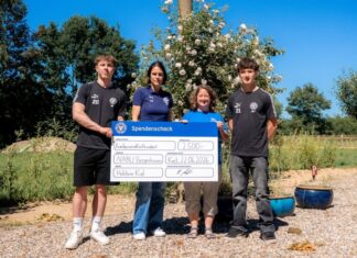 Holstein Kiel unterstützt Störche im NABU-Storchendorf Holstein Kiel Störche Die Nachwuchsspieler Finn Benninghoff und Lasse Schröder überreichten gemeinsam mit Annika Hartmann den auf 2.500 Euro dotierten Spendenscheck an Frauke Mohrwinkel vom NABU Bergenhusen.