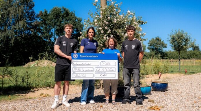 Holstein Kiel Störche Die Nachwuchsspieler Finn Benninghoff und Lasse Schröder überreichten gemeinsam mit Annika Hartmann den auf 2.500 Euro dotierten Spendenscheck an Frauke Mohrwinkel vom NABU Bergenhusen.