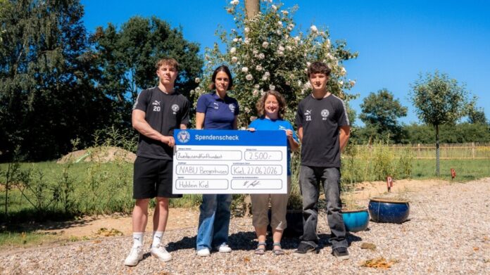 Holstein NABU Holstein Kiel Störche Die Nachwuchsspieler Finn Benninghoff und Lasse Schröder überreichten gemeinsam mit Annika Hartmann den auf 2.500 Euro dotierten Spendenscheck an Frauke Mohrwinkel vom NABU Bergenhusen.