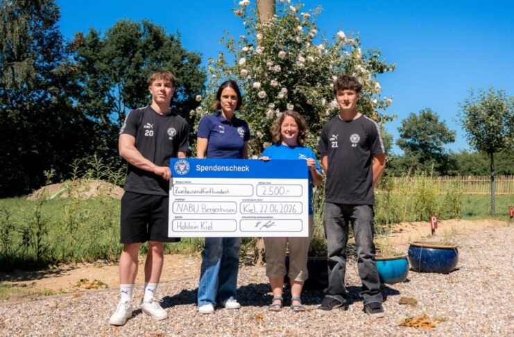 Holstein Kiel unterstützt Störche im NABU-Storchendorf Holstein Kiel Störche Die Nachwuchsspieler Finn Benninghoff und Lasse Schröder überreichten gemeinsam mit Annika Hartmann den auf 2.500 Euro dotierten Spendenscheck an Frauke Mohrwinkel vom NABU Bergenhusen.
