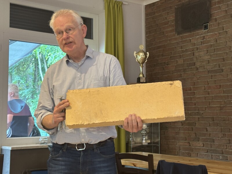 Haus dämmen in Eigenleistung: Wolfgang Günther leitet die Energiegruppe der Siedlergemeinschaft. Hier zeigt er eine der Dämmplatten, mit denen er selbst seine Kellerdecke isoliert hat.