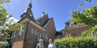 Große Veränderungen bei der Michaeliskirche Michaeliskirche Hassee Gemeindezentrum Architektin Christina Schoennagel (links) und Pastorin Susanne Sengstock im rückwärtigen Garten. Im Hintergrund links die Michaeliskirche, rechts das alte Küsterhaus