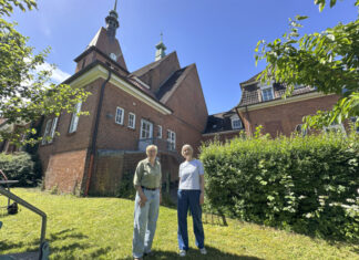 Michaeliskirche Hassee Gemeindezentrum Architektin Christina Schoennagel (links) und Pastorin Susanne Sengstock im rückwärtigen Garten. Im Hintergrund links die Michaeliskirche, rechts das alte Küsterhaus