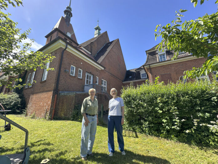 IMG_1863A Michaeliskirche Hassee Gemeindezentrum Architektin Christina Schoennagel (links) und Pastorin Susanne Sengstock im rückwärtigen Garten. Im Hintergrund links die Michaeliskirche, rechts das alte Küsterhaus