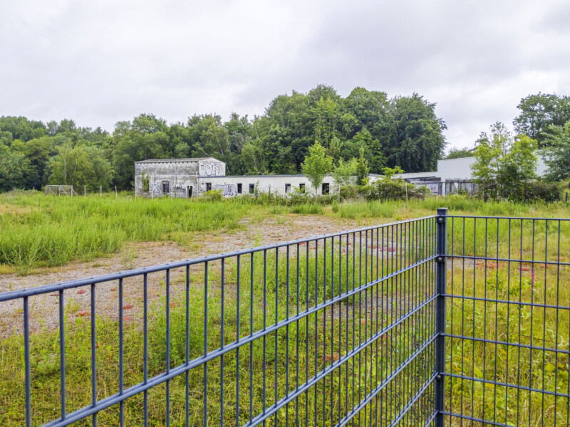 Deponie-Wanderung Kieler Süden: Wo im Gewerbegebiet Töpfergrube vor einigen Jahren die Sünkler-Krane waren, liegt eine große Mülldeponie im Untergrund. Die Pumpe zur Entgasung ist weit hörbar.