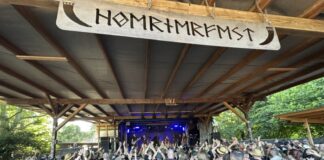 Hörnerfest 2026: Einzigartig beim Hörnerfest sind die gezimmerten Bühnen. Das große Vordach der Hauptbühne (oben) bot Sonnenschutz für Hunderte Zu- schauer.