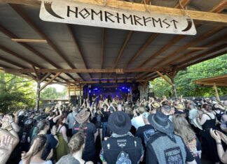 Hörnerfest 2026: Mittelalterrock und Festivalstimmung in Brande Hörnerfest 2026: Einzigartig beim Hörnerfest sind die gezimmerten Bühnen. Das große Vordach der Hauptbühne (oben) bot Sonnenschutz für Hunderte Zu- schauer.