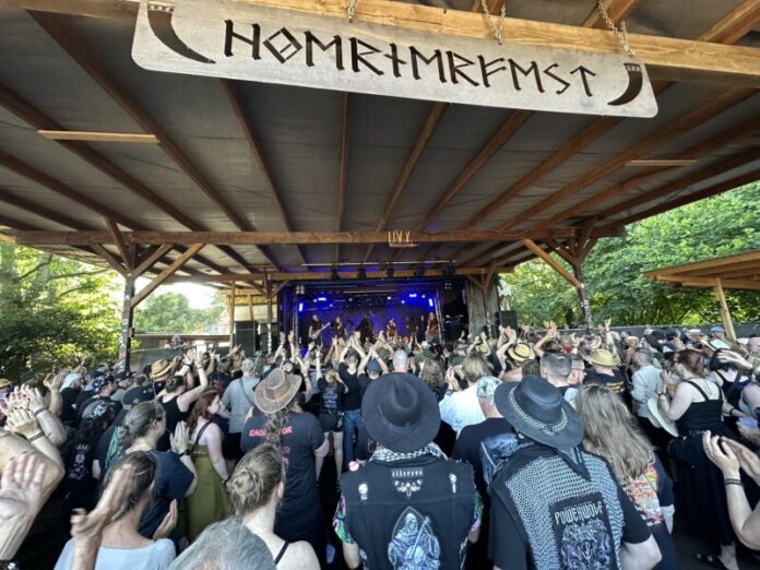 IMG_2073 Hörnerfest 2026: Einzigartig beim Hörnerfest sind die gezimmerten Bühnen. Das große Vordach der Hauptbühne (oben) bot Sonnenschutz für Hunderte Zu- schauer.