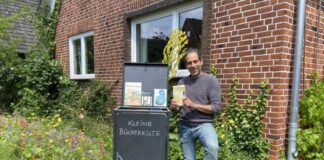 Kleine Bücherkiste in Hassee: Kostenlos Bücher tauschen Offener Bücherschrank Hassee: Timo Ibsen und seine Bücherkiste. Sie bietet Platz für rund 120 Bücher, die kostenlos zum Mitnehmen sind.