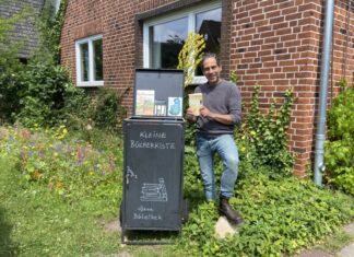 Offener Bücherschrank Hassee: Timo Ibsen und seine Bücherkiste. Sie bietet Platz für rund 120 Bücher, die kostenlos zum Mitnehmen sind.