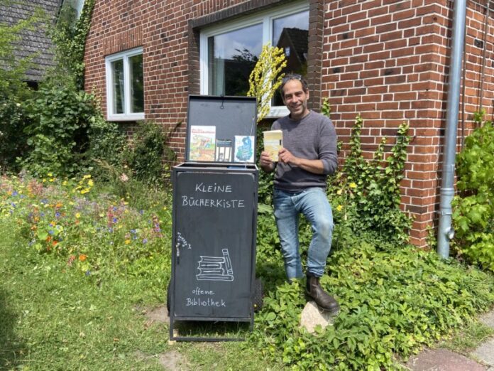 IMG_4528 Offener Bücherschrank Hassee: Timo Ibsen und seine Bücherkiste. Sie bietet Platz für rund 120 Bücher, die kostenlos zum Mitnehmen sind.