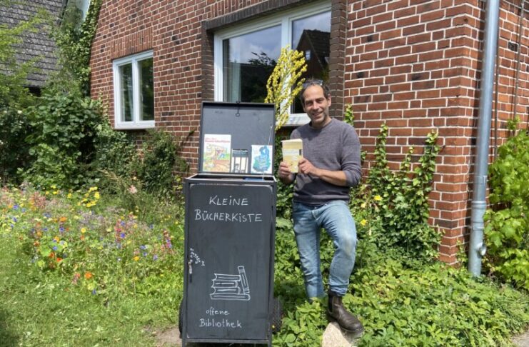 Kleine Bücherkiste in Hassee: Kostenlos Bücher tauschen Offener Bücherschrank Hassee: Timo Ibsen und seine Bücherkiste. Sie bietet Platz für rund 120 Bücher, die kostenlos zum Mitnehmen sind.