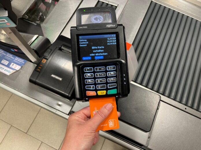 Rewe Geldabheben 3 Bargeld abheben REWE-Center Winterbeker Weg Bis zu 200 Euro pro Einkauf können kostenfrei vom eigenen Konto abgehoben werden.