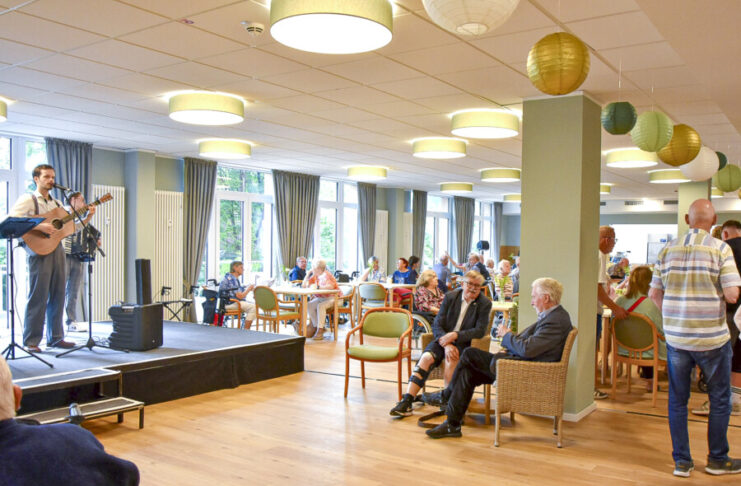 Haus Schwentineblick: Neuer Wohnraum für Senioren in Kiel Haus Schwentineblick Kiel Die „Gemeinschaftsräume für alle“ sind Orte der Begegnung und bieten Angebote zum Feiern, Spielen und Tanzen.