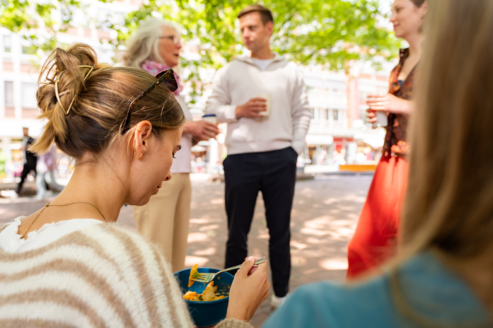 ZWEI_Fotomotiv_Situation_Quer_04 Mehrwegbecher Kiel Durch die Wiederverwendung sparen Mehrwegverpackungen Rohstoffe, schonen damit Ressourcen und reduzieren die Abfallmenge.