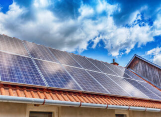 Energiespartipps für Hausbesitzer: Klimatag zeigt günstige Sanierungsmöglichkeiten Photovolaik-Anlage auf einem Dach: Energiespartipps für Hausbesitzer