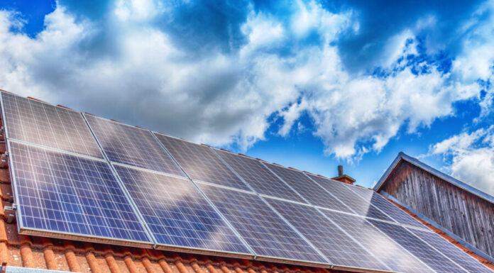Photovolaik-Anlage auf einem Dach: Energiespartipps für Hausbesitzer