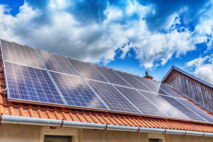 Photovolaik-Anlage auf einem Dach: Energiespartipps für Hausbesitzer Photovolaik-Anlage auf einem Dach: Energiespartipps für Hausbesitzer