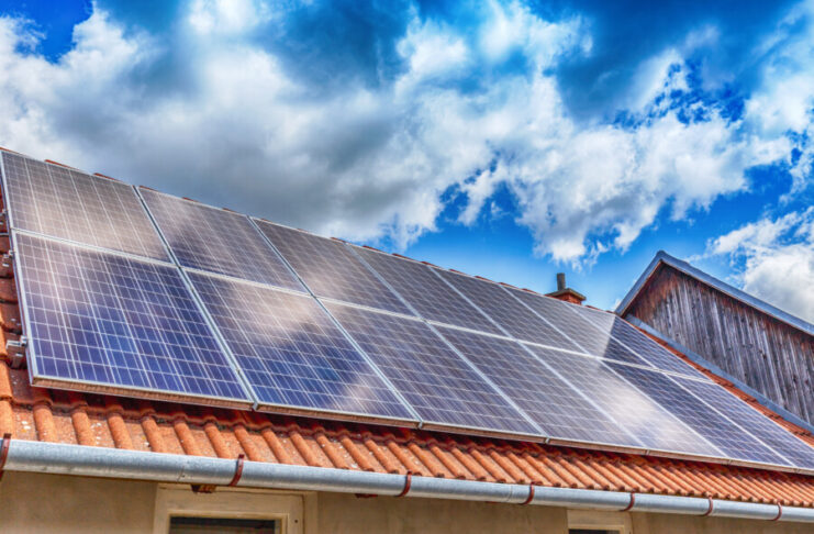Photovolaik-Anlage auf einem Dach: Energiespartipps für Hausbesitzer