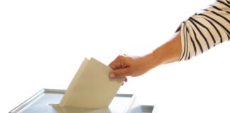 Stimmzettel wird in Wahlurne geworfen Bild: AdobeStock