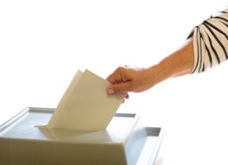 Jede Stimme zählt Stimmzettel wird in Wahlurne geworfen Bild: AdobeStock