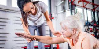 Rückenschmerzen: Warum Bewegung und Training im Alter wichtig sind Seniorin beim Rückenträining zur Vorbeugung von Rückenschmerzen