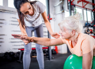 Rückenschmerzen: Warum Bewegung und Training im Alter wichtig sind Seniorin beim Rückenträining zur Vorbeugung von Rückenschmerzen