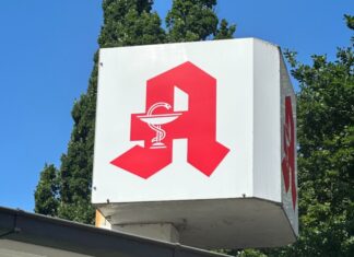 Bei Stromausfall nur Notbetrieb Apotekenschild auf einem Dach
