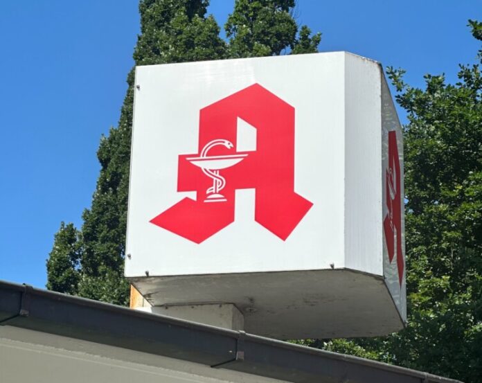 Apotekenschild auf einem Dach