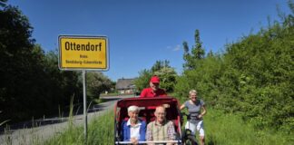 Karin Rost hat eine Fahrt für ihre Mutter ­Annelene Sell mit Pilot Jörg Nielsen gebucht. Uwe Timon fuhr als Begleiter mit.