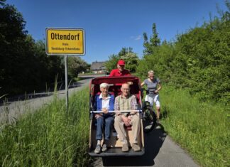 Rikschafahrten in Kronshagen: Radeln ohne Alter Karin Rost hat eine Fahrt für ihre Mutter Annelene Sell mit Pilot Jörg Nielsen gebucht. Uwe Timon fuhr als Begleiter mit.