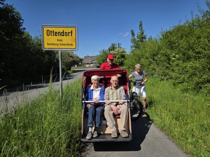 Karin Rost hat eine Fahrt für ihre Mutter ­Annelene Sell mit Pilot Jörg Nielsen gebucht. Uwe Timon fuhr als Begleiter mit.