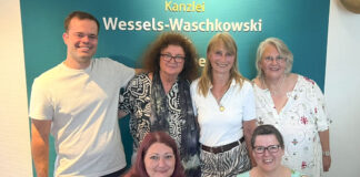 Jubilarin Dagmar Wessels- Waschkowski (2. von rechts, hinten) und Melanie Casper (vorne rechts) mit dem Team der Kanzlei.