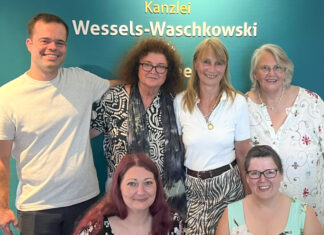 Kanzlei im Wandel Jubilarin Dagmar Wessels- Waschkowski (2. von rechts, hinten) und Melanie Casper (vorne rechts) mit dem Team der Kanzlei.