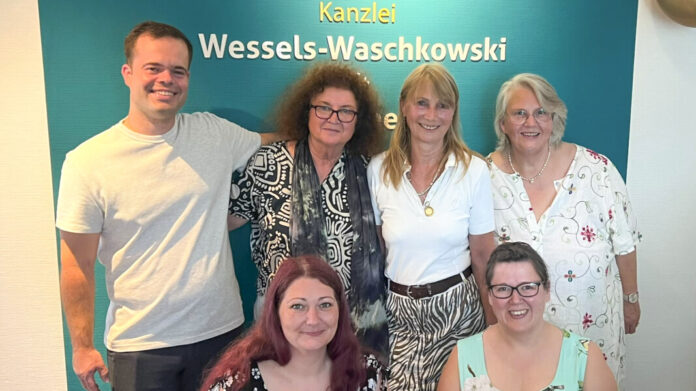 Jubilarin Dagmar Wessels- Waschkowski (2. von rechts, hinten) und Melanie Casper (vorne rechts) mit dem Team der Kanzlei.