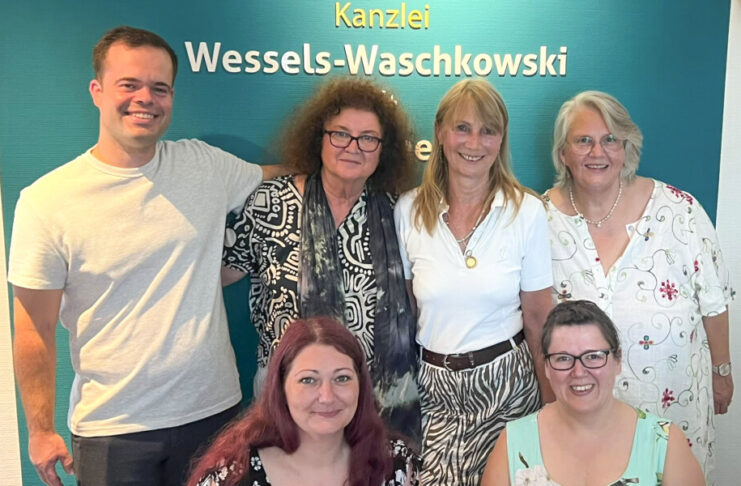 Jubilarin Dagmar Wessels- Waschkowski (2. von rechts, hinten) und Melanie Casper (vorne rechts) mit dem Team der Kanzlei.