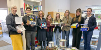 Von links nach rechts: Corinna Fürschke (Klassenlehrerin 7b), Elias (Klassensprecher 7b), Ulrike Mangold (Schulleiterin GemSKro und Klassenlehrerin 8b), Elisa, Sica und Klara (alle 8b), Tamina Spilker (Klimaschutzmanagerin) und Regina Rau (Gemeindebücherei Kronshagen)