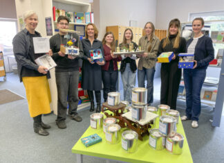 Wunsch nach einer friedlichen Welt Von links nach rechts: Corinna Fürschke (Klassenlehrerin 7b), Elias (Klassensprecher 7b), Ulrike Mangold (Schulleiterin GemSKro und Klassenlehrerin 8b), Elisa, Sica und Klara (alle 8b), Tamina Spilker (Klimaschutzmanagerin) und Regina Rau (Gemeindebücherei Kronshagen)