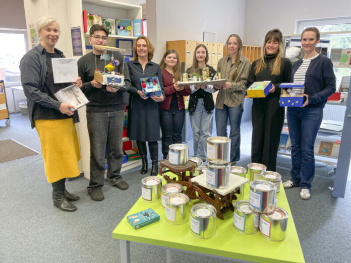IMG_1235A Von links nach rechts: Corinna Fürschke (Klassenlehrerin 7b), Elias (Klassensprecher 7b), Ulrike Mangold (Schulleiterin GemSKro und Klassenlehrerin 8b), Elisa, Sica und Klara (alle 8b), Tamina Spilker (Klimaschutzmanagerin) und Regina Rau (Gemeindebücherei Kronshagen)