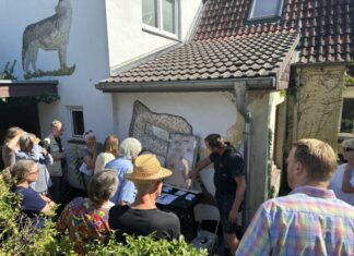 Günstige Dämmung fürs Haus: Kerndämmung spart Energie und Kosten Offene Baustelle zu günstiger Dämmung