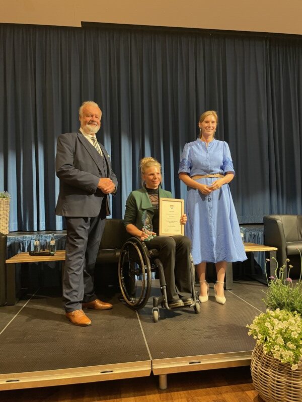 Anne Vosgerau (Mitte), Bernd Carstensen und Bürgermeisterin Nora von Massow