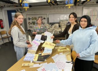 Ganz normal oder doch keine Selbstverständlichkeit? von links: Lilly, Eva Ammermann, Isabel und Jana arbeiten am ersten Buch- staben des Wortes Demokratie, dem zentralen Element der Installation.