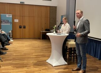 Klare Worte zur ernsten Lage Nora von Massow und Ingo Sander beim Vortrag im Bürgerhaus